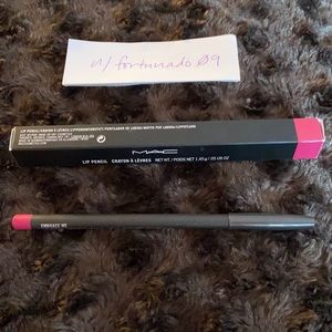 MAC Lip Pencil in Embrace Me EUC